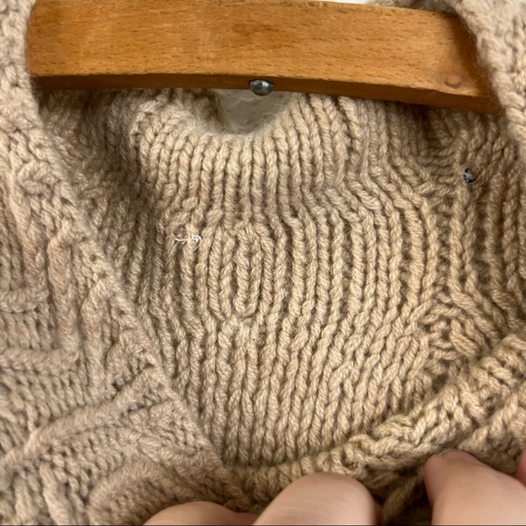 St John Honeycomb Cashmere Sleevless Turtleneck Sweater - Picture 5 of 5